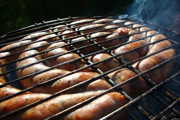 Churrasco salsichas fogo cru na grelha Imagem De Stock