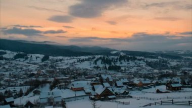 Dağ köyü turuncu gökyüzü ile akşamları Timelapse