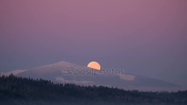 La pleine lune se lève sur la montagne — Video