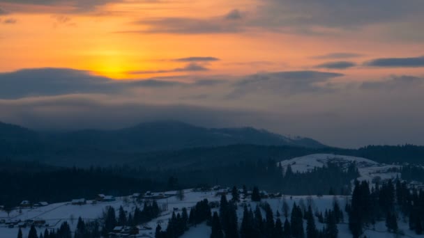 Farbenfrohe Berglandschaft im Zeitraffer bei Sonnenuntergang — Stockvideo