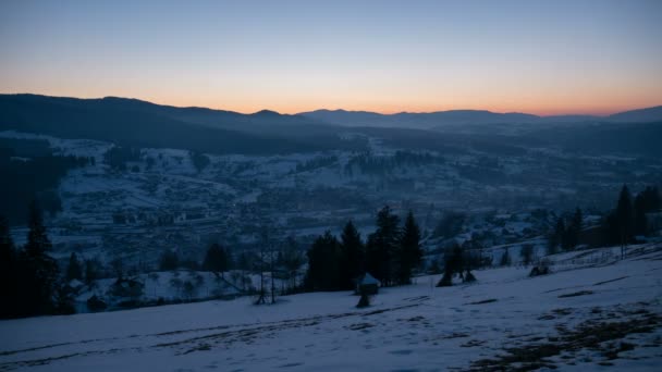 Noite Timelapse em Mountain Village com céu laranja — Vídeo de Stock