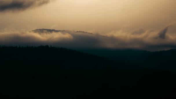 Zeitraffer von Nebel und Wolke in den Bergen — Stockvideo