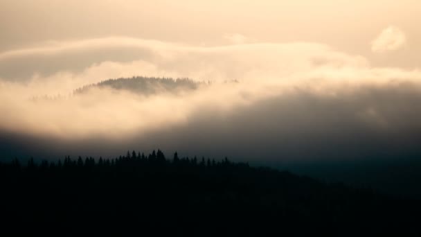 Timelapse de la niebla y la nube en las montañas — Vídeo de stock