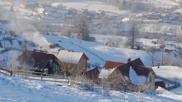 Huis in de bergen Winter landschap met de kachel — Stockvideo