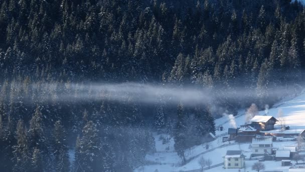 Huis in de bergen Winter landschap met de kachel — Stockvideo