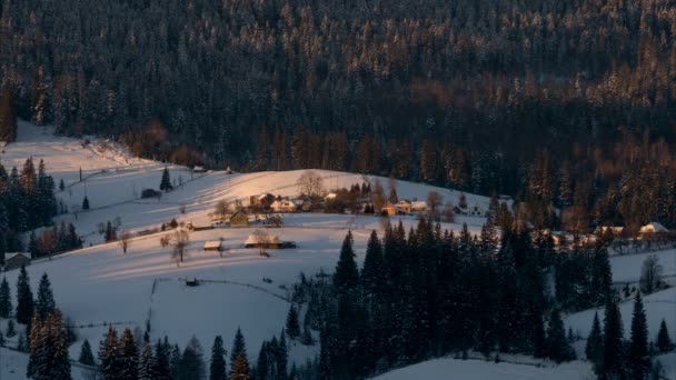 Солнечное утро в зимней горной деревне — стоковое видео