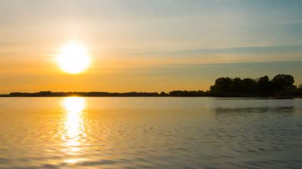 Coucher de soleil de couleur sur la rivière avec soleil et nuages orange — Video