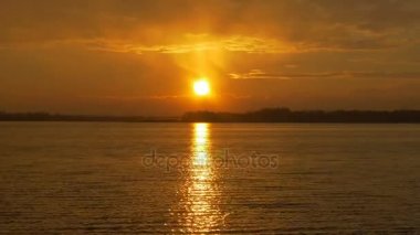 Renk günbatımı güneş ve turuncu bulutlar ile Nehri