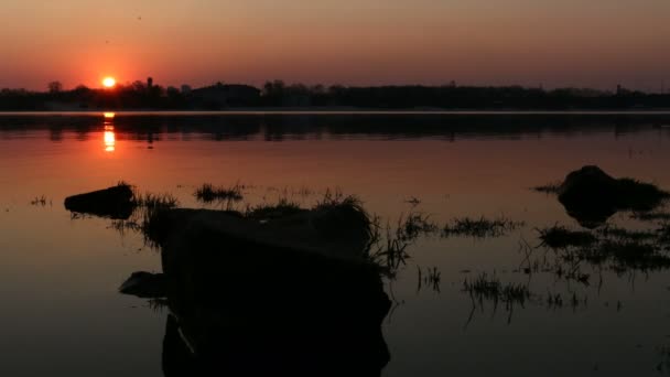 Zonsopgang op het water Timelapse. — Stockvideo