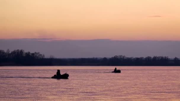 Vissersboot bij zonsondergang op de rivier — Stockvideo