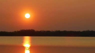 Renk günbatımı güneş ve turuncu bulutlar ile Nehri