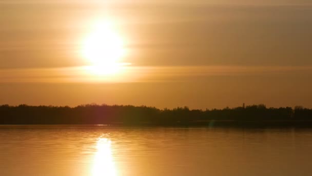 Χρώμα ηλιοβασίλεμα πάνω από τον ποταμό με πορτοκαλί νεφώσεις και ήλιος — Αρχείο Βίντεο