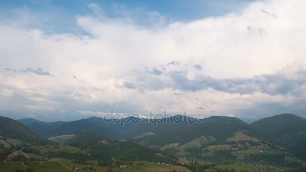 Berglandschaft und Wolken im Zeitraffer — Stockvideo