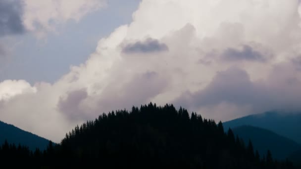 Hegyi táj és a felhők idő telik el — Stock videók