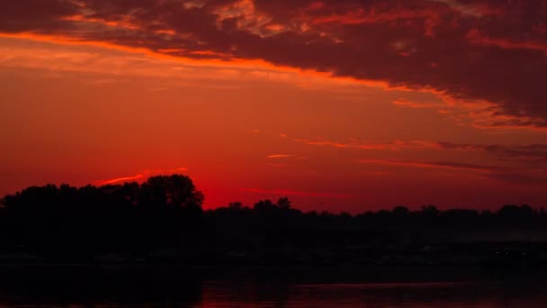 Farbe Sonnenaufgang mit Booten auf dem Wasser Zeitraffer — Stockvideo