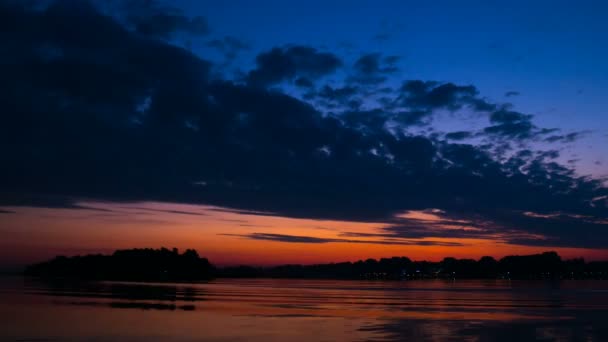 Χρώμα Sunrise με τις βάρκες στο νερό Timelapse — Αρχείο Βίντεο