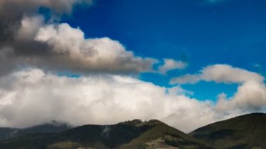 Bulutlar gökyüzü zaman atlamalı, dağ renk yatay