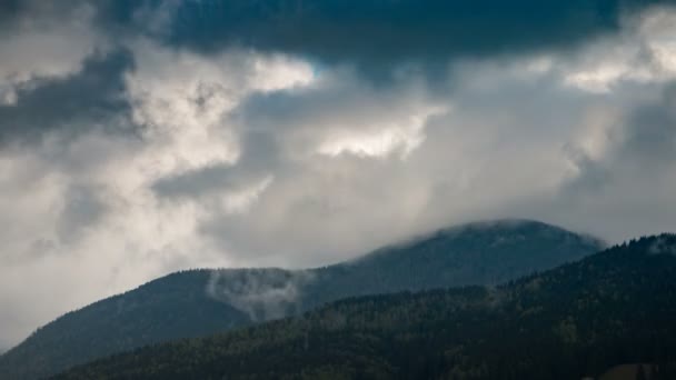 Ορεινό τοπίο, χρώμα με σύννεφα στον ουρανό χρονική — Αρχείο Βίντεο