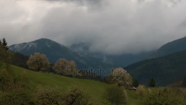 Paisagem de cor de montanha com nuvens no céu lapso de tempo — Vídeo de Stock