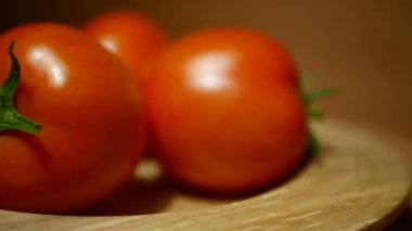 Kiraz domates ahşap bir tabağa Looped dönen Close-Up