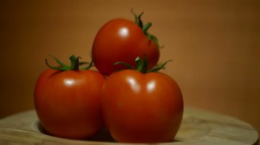 Kiraz domates ahşap bir tabağa Looped dönen Close-Up