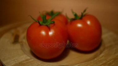 Kiraz domates ahşap bir tabağa Looped dönen Close-Up
