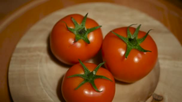 Close-up de tomates cereja girando em uma placa de madeira Looped — Vídeo de Stock