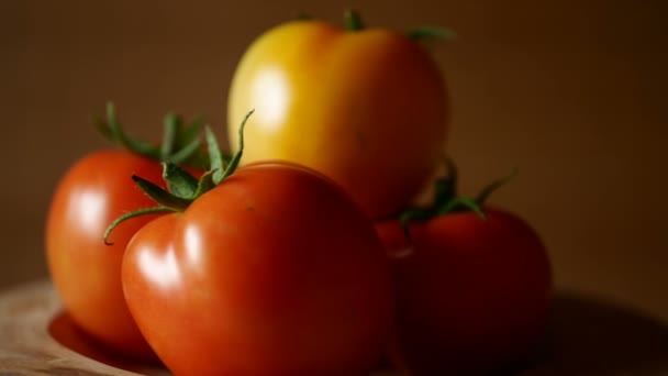Close-up de tomates cereja girando em uma placa de madeira Looped — Vídeo de Stock