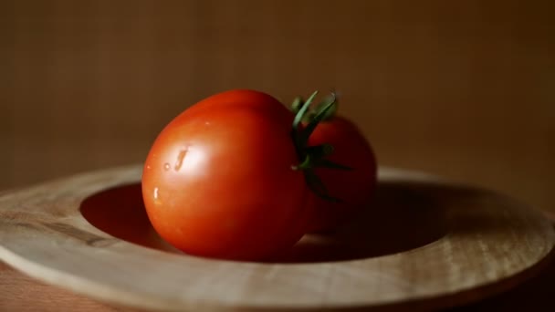 Close-up de tomates cereja girando em uma placa de madeira Looped — Vídeo de Stock