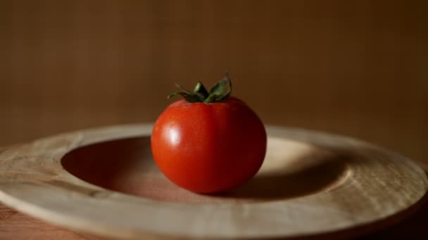 Close-up de tomates cereja girando em uma placa de madeira Looped — Vídeo de Stock