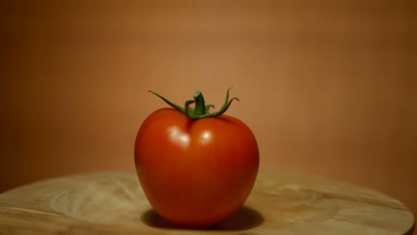Крупный план помидоров черри, вращающихся на деревянной пластине — стоковое видео
