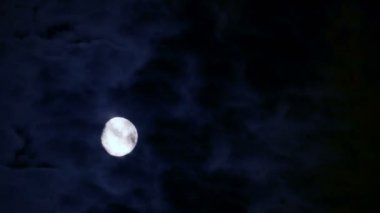Dolunay bulut siyah gece hareket arkasında