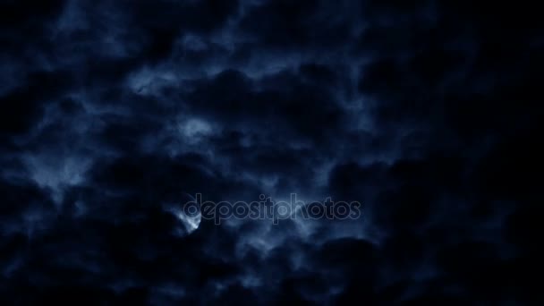 Повний місяць за рухомою хмарою в чорну ніч — стокове відео