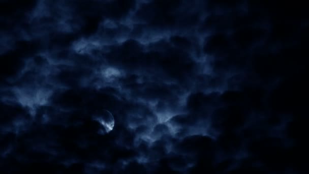 Úplněk za pohybující se mrak v černé noci — Stock video