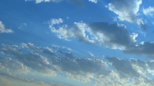 Krásný cloudscape s velkými, stavební mraky a slunce prorážet mrak masové. — Stock video