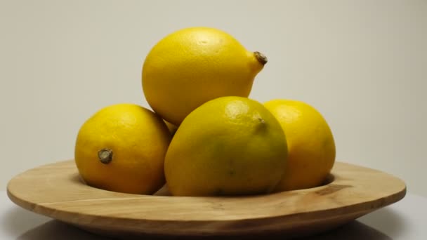 Limón amarillo con sabor amargo, cítricos, vitaminas para una dieta saludable — Vídeos de Stock