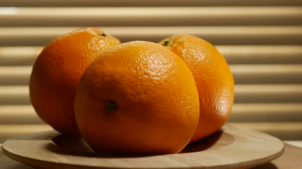 Close-up de Laranja Girando em uma placa de madeira Looped — Vídeo de Stock