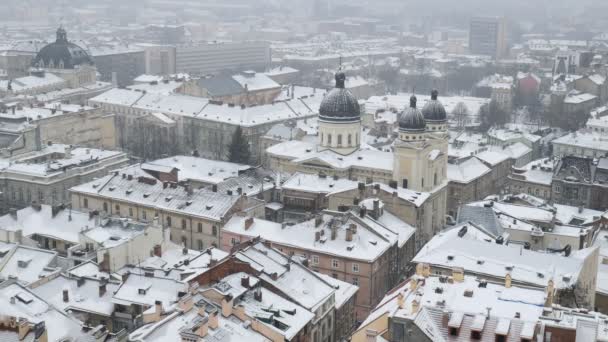 Schneesturm in der alten europäischen Stadt. Starker Schneefall mitten im Winter. — Stockvideo