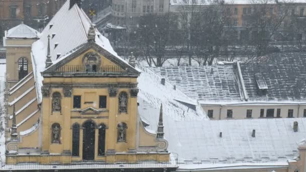 Sněhová bouře v starém městě Evropy. Těžký sníh padá uprostřed zimy. — Stock video