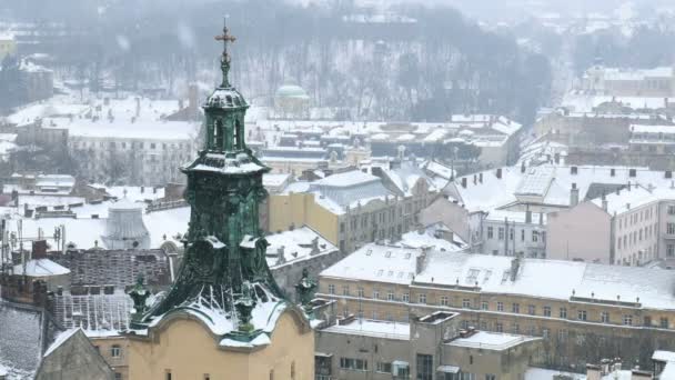 古いヨーロッパ都市で雪の嵐。冬の途中で重い雪. — ストック動画