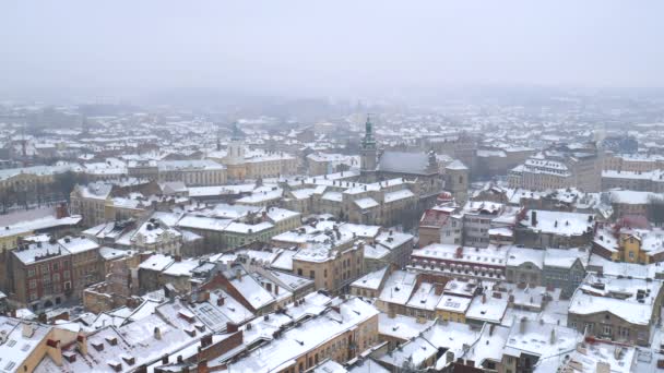 Schneesturm in der alten europäischen Stadt. Starker Schneefall mitten im Winter. — Stockvideo
