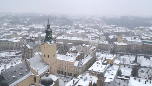 Schneesturm in der alten europäischen Stadt. Starker Schneefall mitten im Winter. — Stockvideo