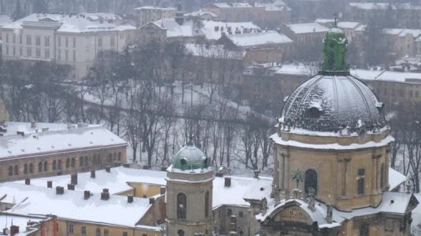 Schneesturm in der alten europäischen Stadt. Starker Schneefall mitten im Winter. — Stockvideo