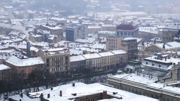 Tempesta di neve nella Città Vecchia Europa. Neve pesante che cade nel bel mezzo dell'inverno . — Video Stock