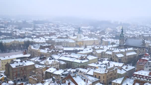 Schneesturm in der alten europäischen Stadt. Starker Schneefall mitten im Winter. — Stockvideo