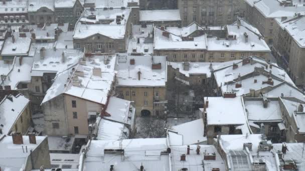Tempestade de neve na Cidade Velha da Europa. Neve pesada caindo no meio do inverno . — Vídeo de Stock