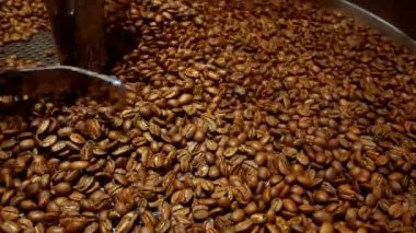 Kahve çekirdekleri değirmeni. Taze kahve kahve profesyonel makine. Aroma, arka plan.