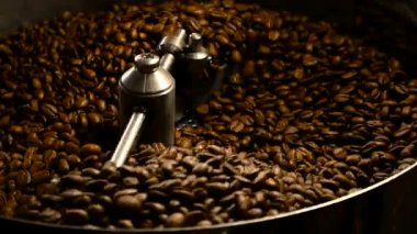 Kahve çekirdekleri değirmeni. Taze kahve kahve profesyonel makine. Aroma, arka plan.