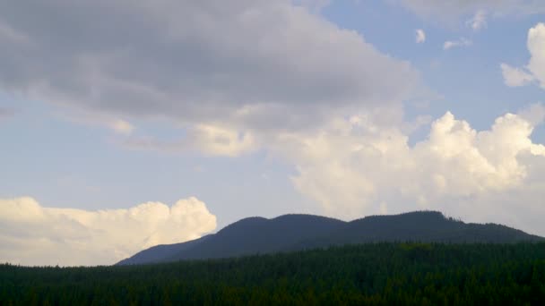 Timelapse de paisaje de montaña con nubes blancas. Hermoso día de verano con clima soleado — Vídeos de Stock