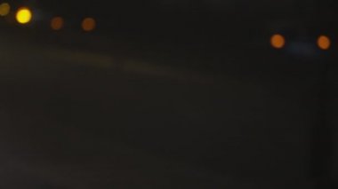 Ufuk gece şehir trafik ışıkları. Taşıma ve tipik şehir gürültüsünden taşıma bulanık bokeh renk.